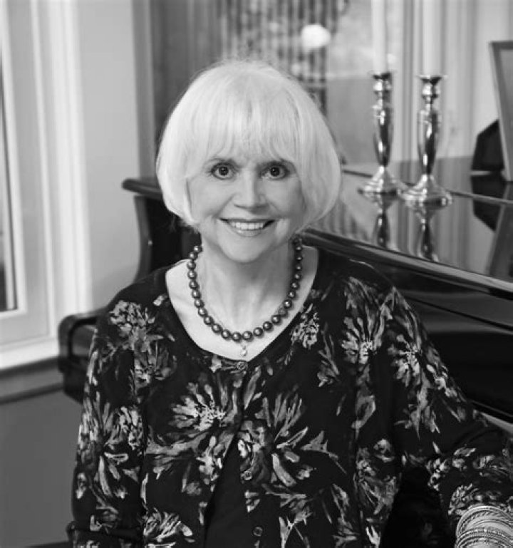 The Extraordinary Life And Career Of Linda Ronstadt: A Comprehensive Biography