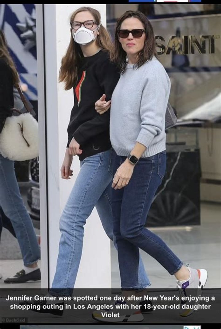 Why Does Violet Affleck Hide Her Face? Uncovering The Reasons Behind The Mask